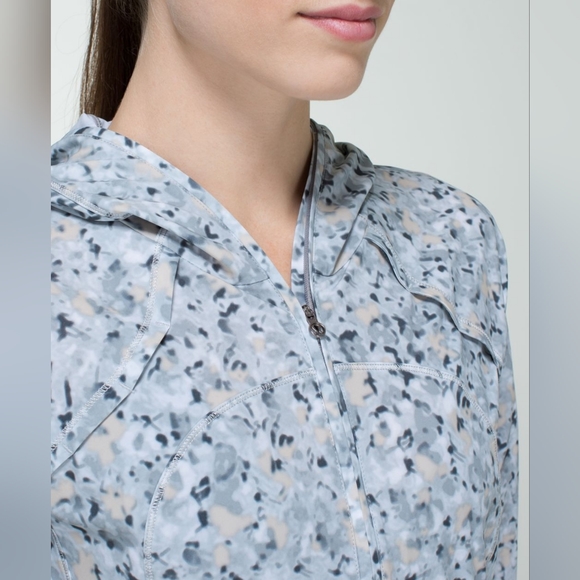 Lululemon Lightened Up Pullover for Running | Size 4 - Picture 7 of 16